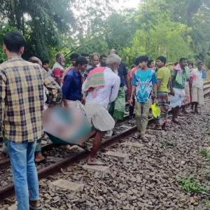 রেললাইনে বসে ফোনে গল্প, ট্রেনের ধাক্কায় প্রাণ গেল ব্যবসায়ীর