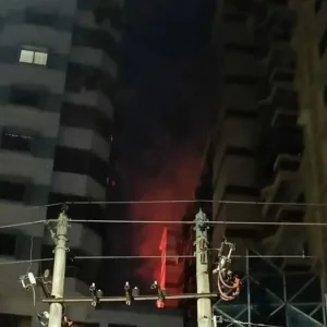 রাজধানীর কাঁটাবনে বহুতল ভবনে আগুন