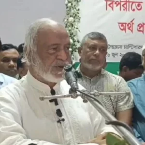 প্রশাসনের কর্মকর্তারা রাজনীতি থেকে দূরে থাকুন: ড. মঈন খান
