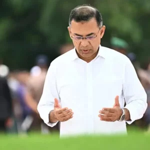 দেশে ফিরেই মা-বাবার কবর জিয়ারত করলেন প্রধানমন্ত্রী