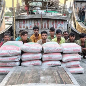 মিয়ানমারে পাচারকালে সিমেন্ট বোঝাই দুটি বোটসহ আটক ২১