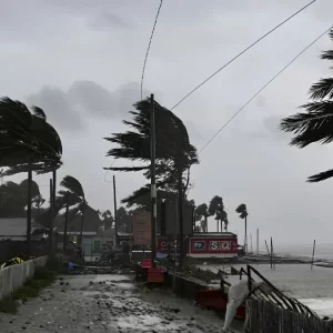 দেশের ৬ অঞ্চলে ঝোড়ো হাওয়ার আভাস, নদীবন্দরে সতর্কতা