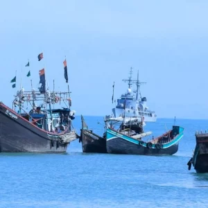 বাংলাদেশি ট্রলারসহ ৫ রোহিঙ্গা জেলেকে ধরে নিয়ে গেল আরাকান আর্মি