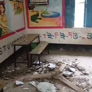 ক্লাস চলাকালে পলেস্তারাসহ খসে পড়লো ফ্যান