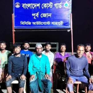 গভীর সাগরে ইঞ্জিন বিকল, ট্রলার থেকে ১০ জেলেকে জীবিত উদ্ধার করলো কোস্টগার্ড