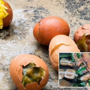 মেহেরপুরে বাচ্চা থাকা পচা ডিম ও ছত্রাকসহ পাউরুটি দেওয়া হলো স্কুল ফিডিংয়ে
