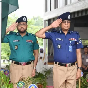 গাঢ় নীল-হালকা জলপাই শার্ট ও খাকি প্যান্টে ফিরলো পুলিশ