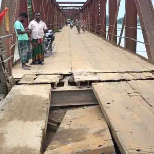 ১৪০ বছরের পুরনো সেতু পাটাতন ভেঙে যান চলাচল বন্ধ