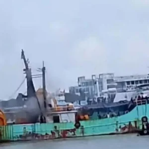 কর্ণফুলী নদীতে ফিশিং ভেসেলে বিস্ফোরণ, ঢাকায় নেওয়ার পথে দুই নাবিকের মৃত্যু