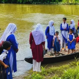 সেতুর অভাবে অর্ধশতক ধরে নৌকাই ভরসা, দুর্ভোগে ১০ গ্রামের মানুষ