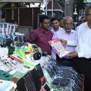 পকেটে টাকা ছিল না গভর্নরের, কেনাকাটা সারলেন 'বাংলা কিউআর' দিয়ে