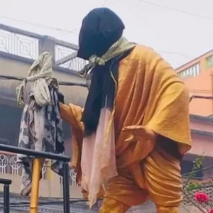 গান্ধীর মূর্তির মুখে কালো কাপড়, উত্তপ্ত পশ্চিমবঙ্গ