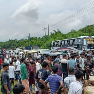 সিলেটে পাথরবোঝাই ট্রাক জব্দ করায় উত্তেজনা, মহাসড়ক অবরোধ