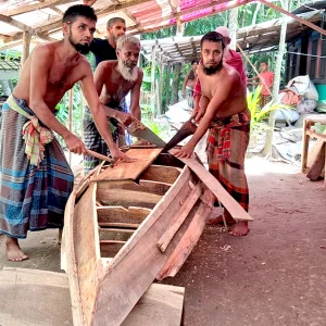 স্বরূপকাঠিতে নৌকা তৈরির ধুম