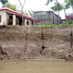ব্রহ্মপুত্রের ভাঙনে ঝুঁকিতে আশ্রয়ণ প্রকল্প, মসজিদ ও শতাধিক পরিবার