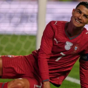 ভেনেজুয়েলার ভয়াবহ ভূমিকম্পে পা হারানো শিশুর স্বপ্ন পূরণ করলেন রোনালদো