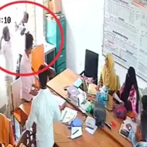 ছুটি না পেয়ে প্রধান শিক্ষককে পেটালেন সহকারী শিক্ষক, ভিডিও ভাইরাল