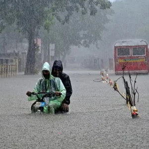 টানা বৃষ্টিতে বিপর্যস্ত মুম্বাই, জারি ‘রেড অ্যালার্ট’