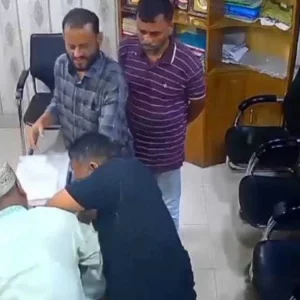 ব্যবসায়ীর অণ্ডকোষ চেপে চেক-স্ট্যাম্পে স্বাক্ষর আদায়, ভিডিও ভাইরাল