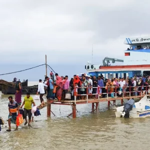 লঘুচাপের প্রভাবে হাতিয়ার সঙ্গে ফেরিসহ সব নৌ যোগাযোগ বন্ধ