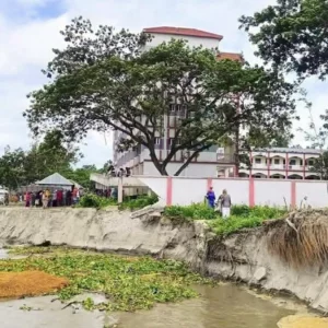 যমুনার ভাঙনে অস্তিত্ব সংকটে চরকালিকাপুর দাখিল মাদ্রাসা