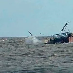 ঝড়ের কবলে বঙ্গোপসাগরে ট্রলারডুবি, নিখোঁজ ৬