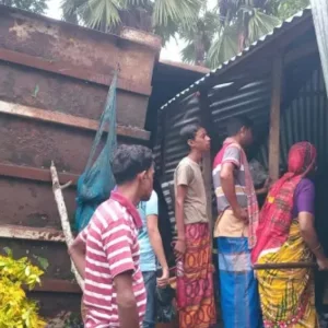 নড়াইলে ঘরের ওপর উল্টে পড়ল পাথরবোঝাই ট্রাক, ঘুমন্ত স্কুলছাত্রী নিহত