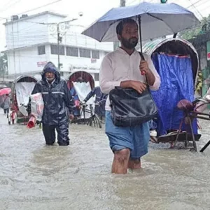 অতি ভারী বৃষ্টিতে তলিয়ে গেছে চট্টগ্রাম নগরীর বিভিন্ন এলাকা
