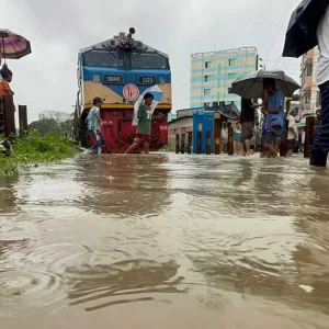 এক হাজার যাত্রী নিয়ে কক্সবাজারগামী পর্যটক এক্সপ্রেস আটকা 