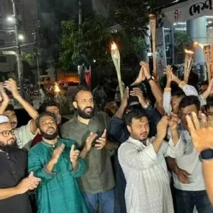 সাভারে ককটেল হামলার প্রতিবাদে রাজধানীতে এনসিপির মশাল মিছিল