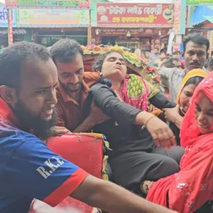 শ্রীপুরে পোশাক কারখানায় শতাধিক শ্রমিক অসুস্থ, সংবাদ সংগ্রহে বাধা