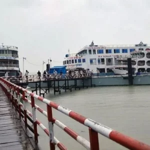 সাগরের লঘুচাপে নদনদী উত্তাল, ৫ নৌরুটে লঞ্চ চলাচল বন্ধ