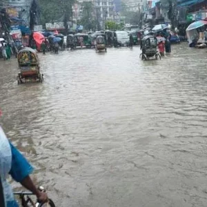 চট্টগ্রামে ৪৩ বছরের রেকর্ড ভাঙা বৃষ্টিপাত, স্থবির জনজীবন