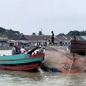 চাঁদপুরে মেঘনার ‘ঘূর্ণিস্রোতে’ নৌকা উল্টে ৫ হাজার বস্তা ধান-চাল নদীতে