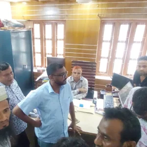 ফরিদপুরে শিক্ষা কর্মকর্তাকে ঘেরাও করলেন শত শত শিক্ষক