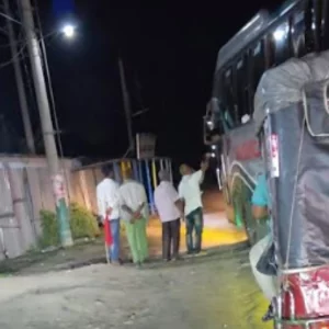 মহাসড়কে বাস থামিয়ে চাঁদা আদায়ের অভিযোগে আটক ৪