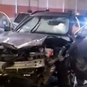কর্ণফুলী টানেলে প্রাইভেট কারের ধাক্কা, ক্ষতিগ্রস্ত ডেকোরেটিভ বোর্ড