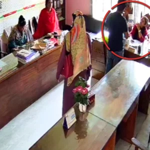 শিক্ষার্থীকে শাসন করায় স্কুলে ঢুকে শিক্ষিকাকে চড়-থাপ্পড়