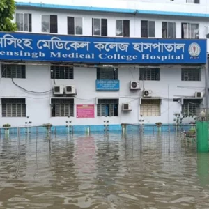 রেকর্ড বৃষ্টিতে তলিয়েছে ময়মনসিংহ, ঘরে ঢোকা পানিতে শিশুর মৃত্যু