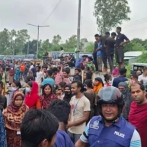 সরকারি গেজেট অনুযায়ী বেতন-ভাতার দাবিতে ঢাকা-আরিচা মহাসড়কে শ্রমিকদের অবরোধ