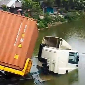 অটোরিকশাকে পেছন থেকে ধাক্কা দিয়ে যাত্রীসহ পুকুরে লরি, নিহত ২