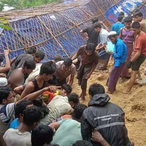 কক্সবাজারে রোহিঙ্গা ক্যাম্পে মাদ্রাসায় পাহাড়ধস, বহু হতাহতের শঙ্কা