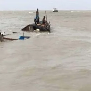 বরগুনায় উত্তাল সাগরে ১৮ জেলেসহ ডুবে গেল ট্রলার