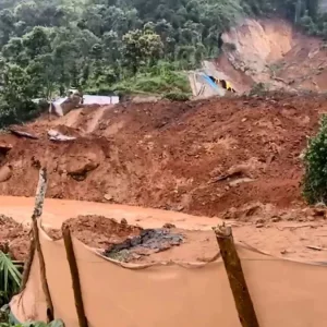 ভারতে ভয়াবহ ভূমিধসে নিহত পাঁচ, বহু হতাহতের শঙ্কা 