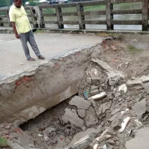 উজানের ঢলে কিশোরগঞ্জে সেতুর সংযোগ সড়কে ধস
