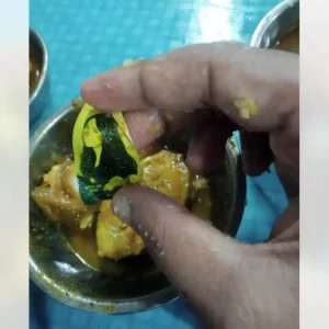 চবির হলের খাবারে পাওয়া গেল ‘নারীর ছবিযুক্ত স্টিকার’