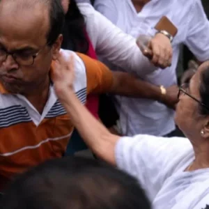 মেজাজ হারিয়ে নিজের দলের কর্মীকেই সপাটে চড় মারলেন মমতা