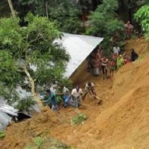 রাঙামাটিতে ৯৮ স্থানে পাহাড় ধস, রাঙামাটি-খাগড়াছড়ি যোগাযোগ বিছিন্ন