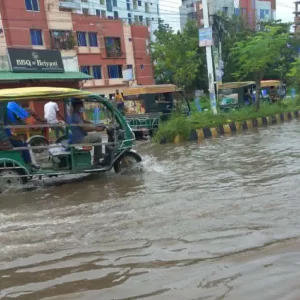 খুলনায় ‘স্বস্তির বৃষ্টিতে’ সড়কে হাঁটু পানি