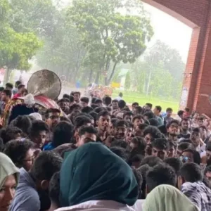 শেকৃবিতে উত্তেজনা, চার দাবি আদায়ে অনড় শিক্ষার্থীরা